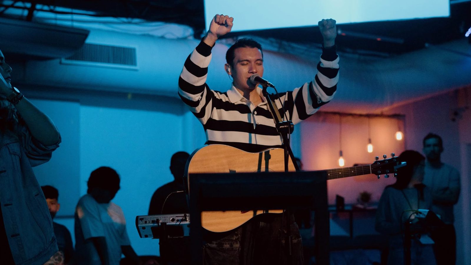 Victor en el escenario con la banda
