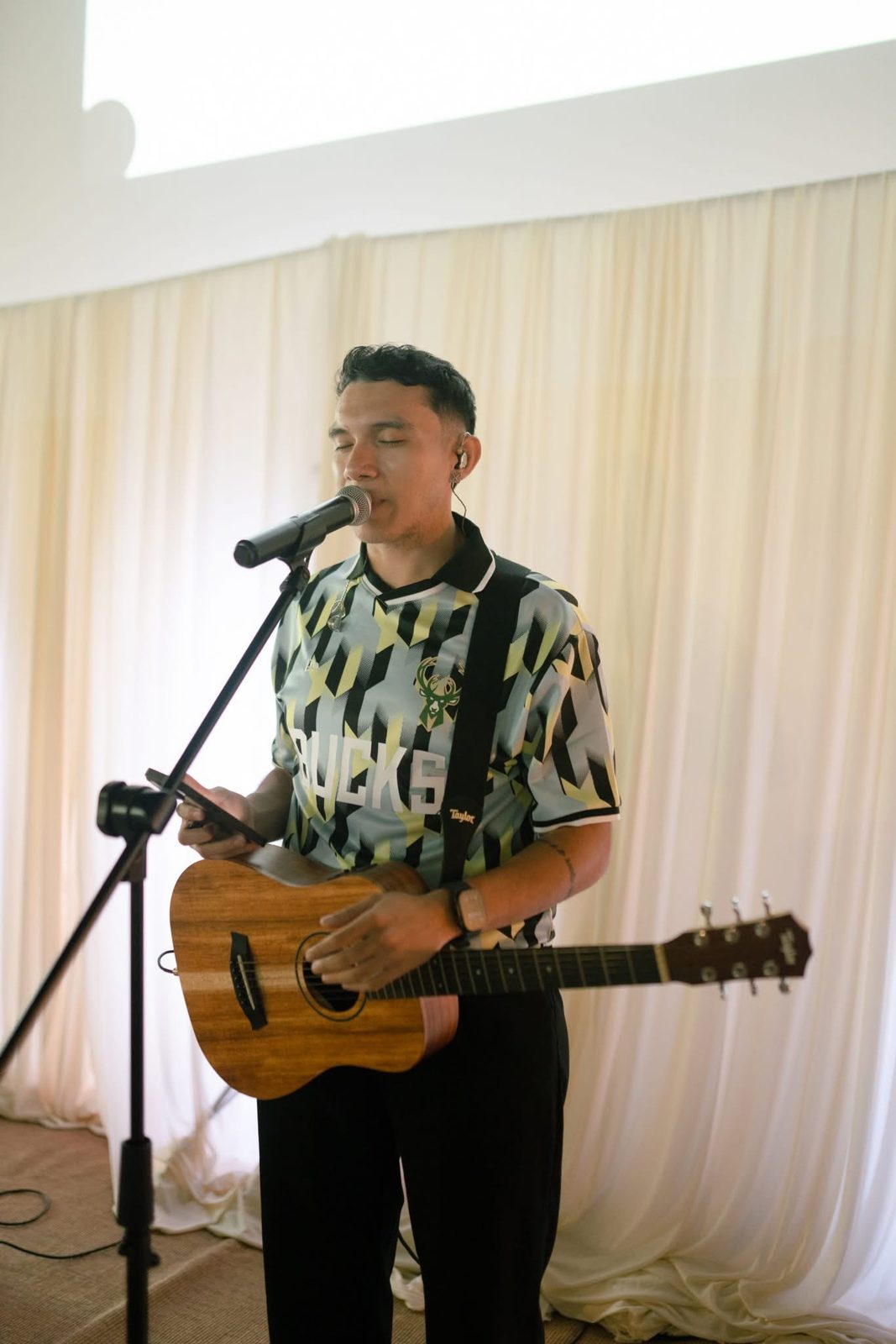 Victor cantando