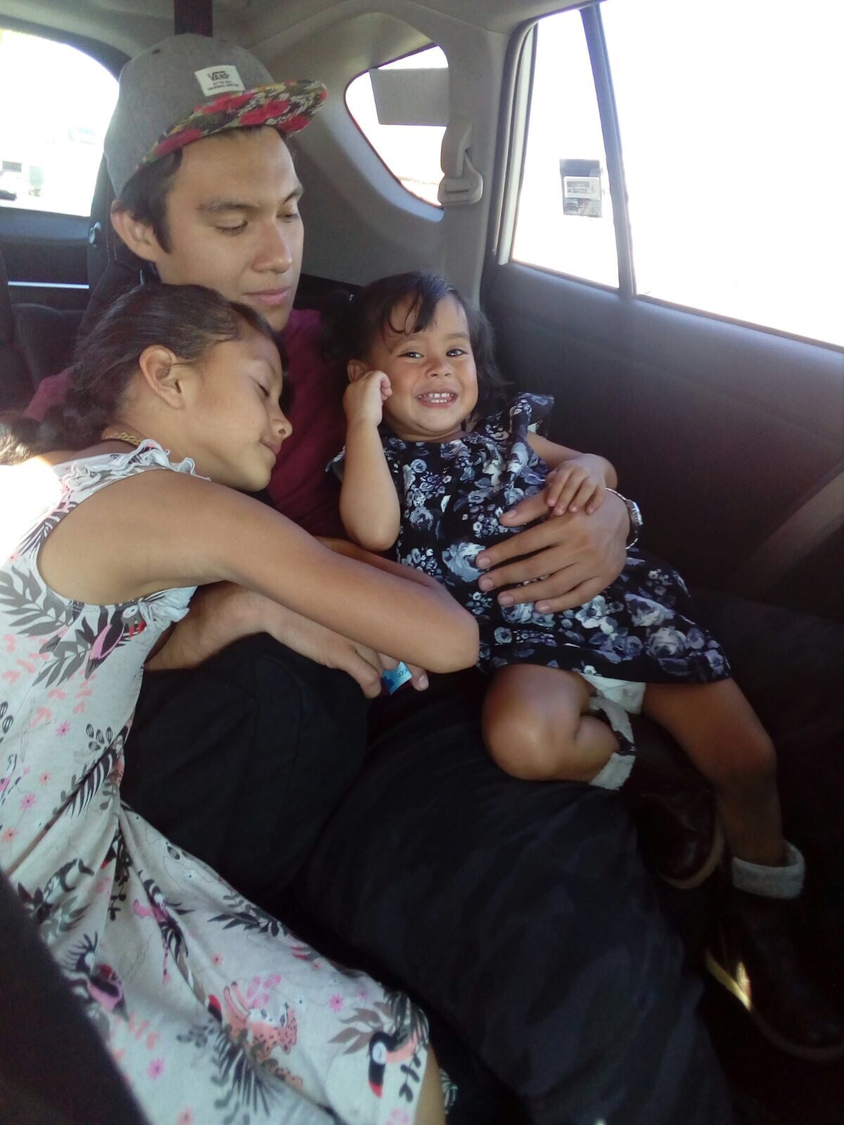 Diana con la bebé en el coche