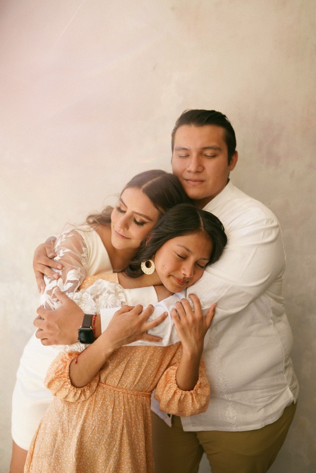 Familia abrazada