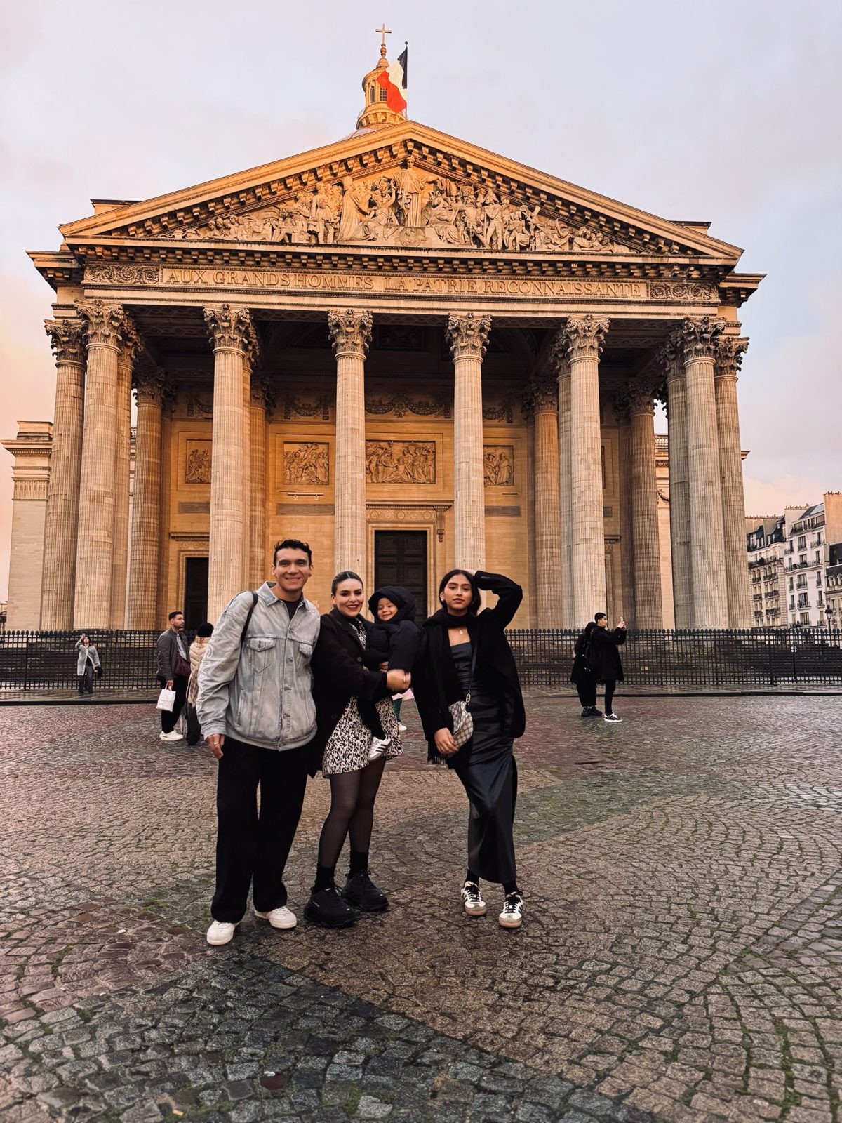 Familia frente a Bellas Artes