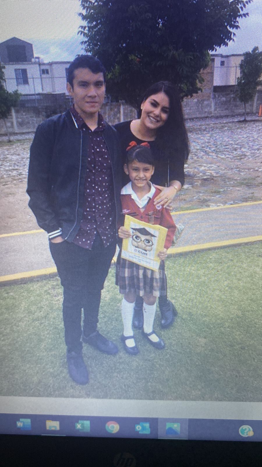 Victor y Diana muy jóvenes con su primera hija