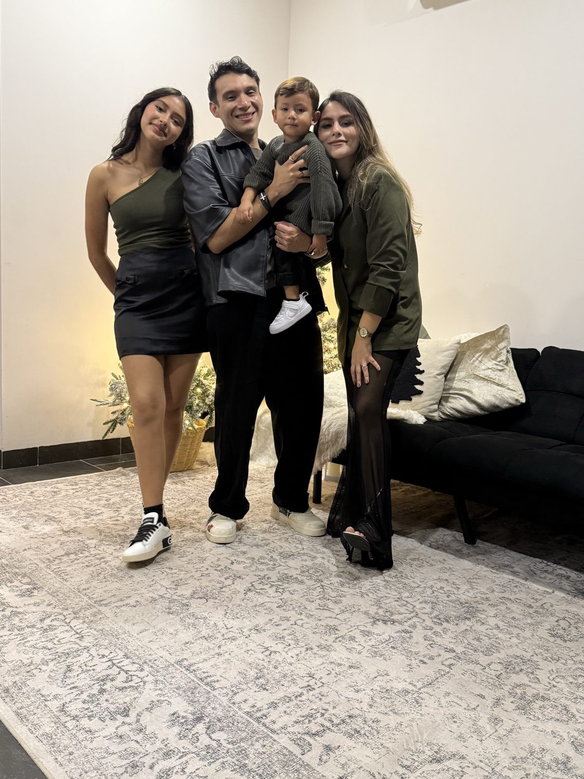 Victor, Diana y sus hijos en casa