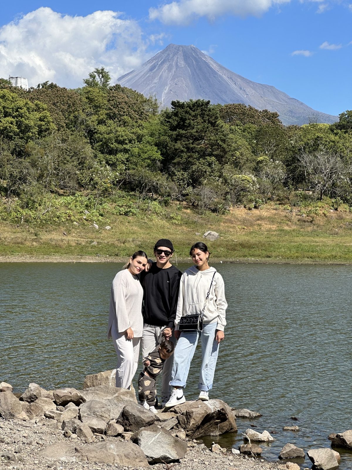Familia frente al volcán