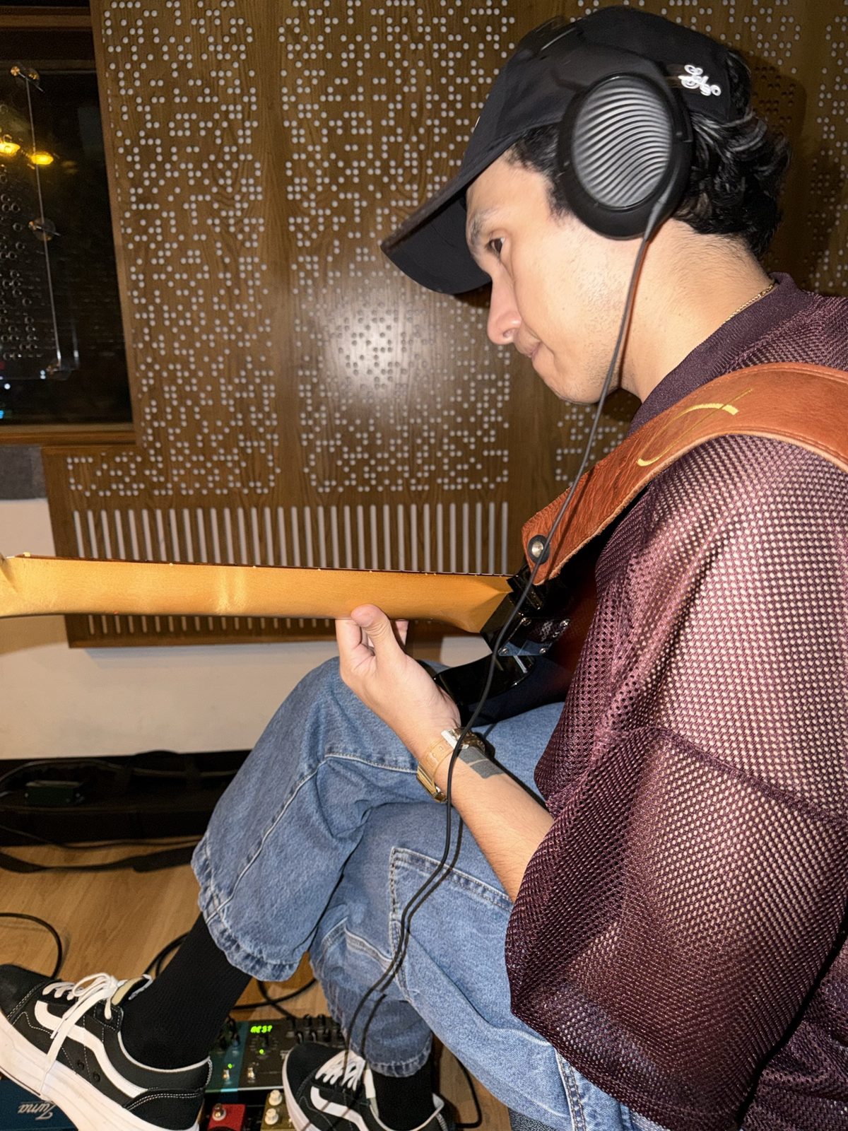 Victor grabando con audífonos