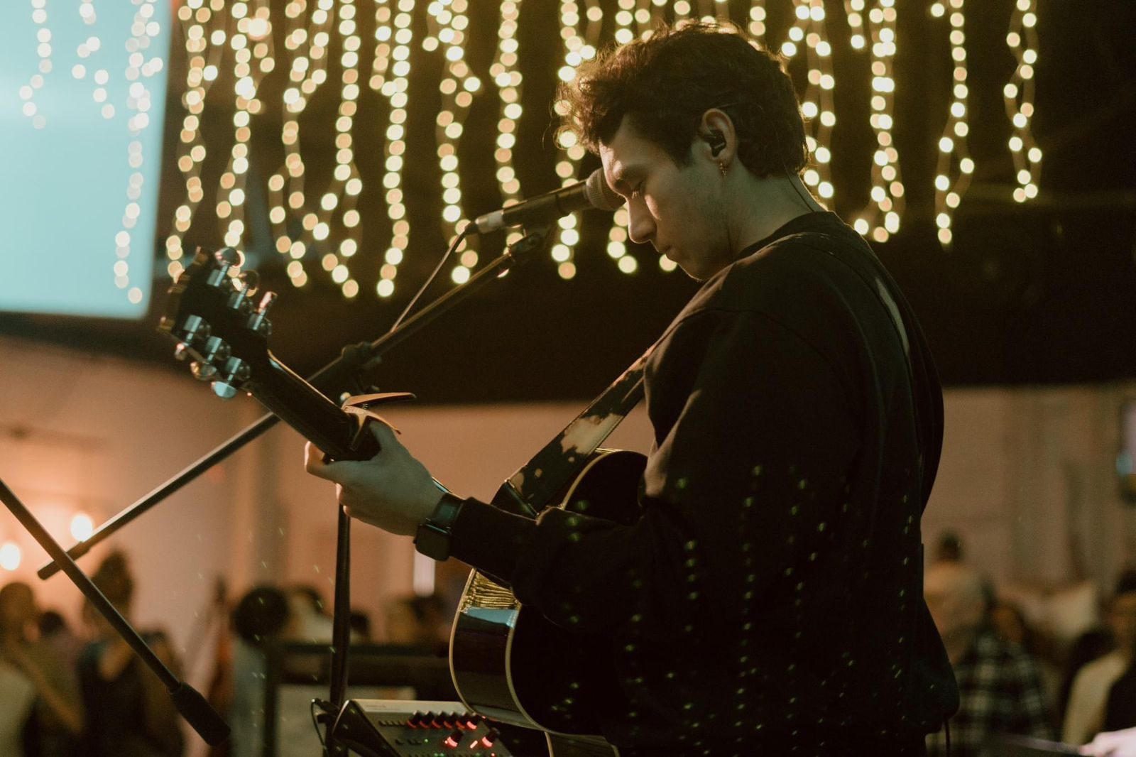 Victor con la guitarra en un escenario