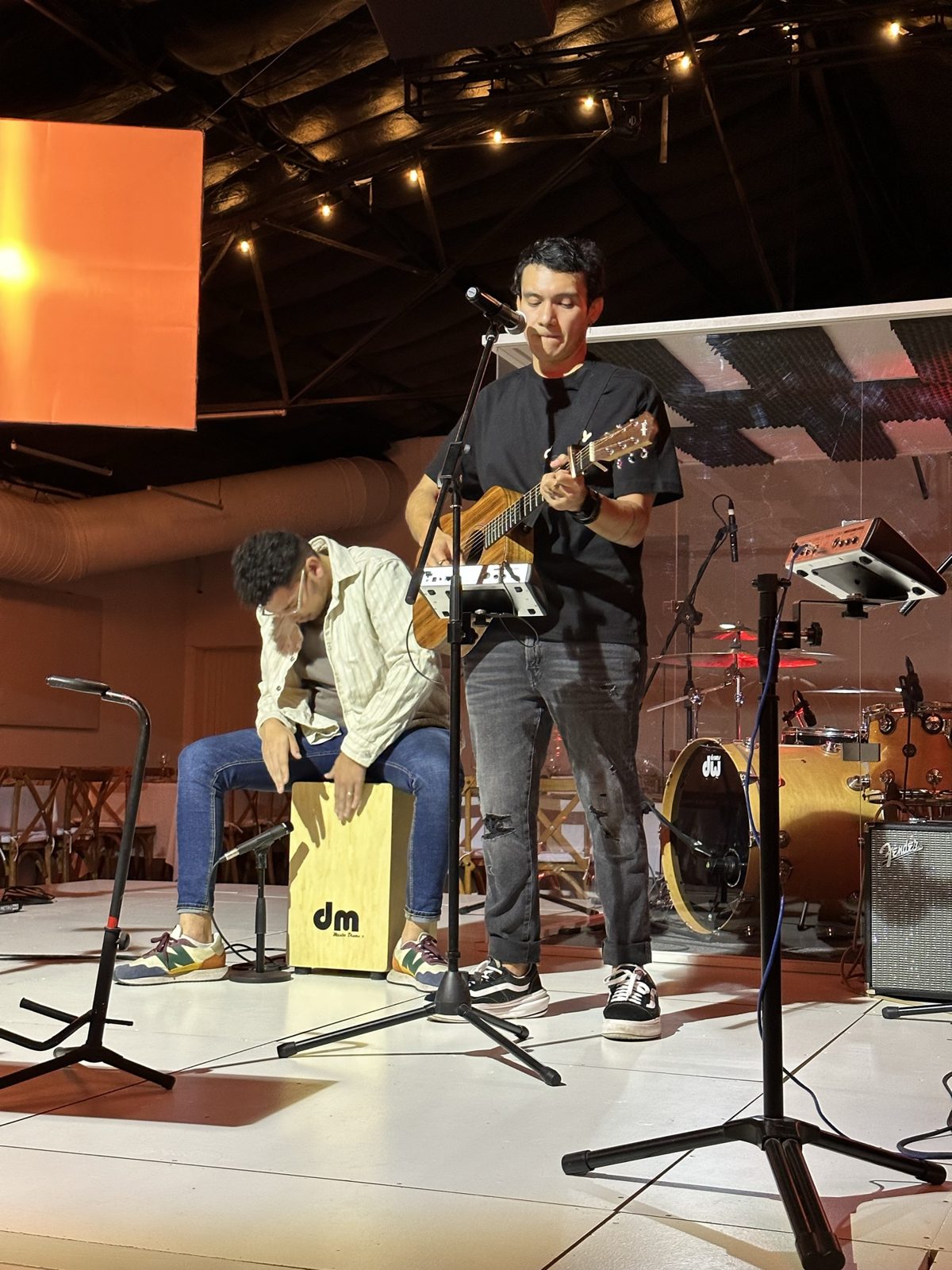 Victor cantando con la guitarra