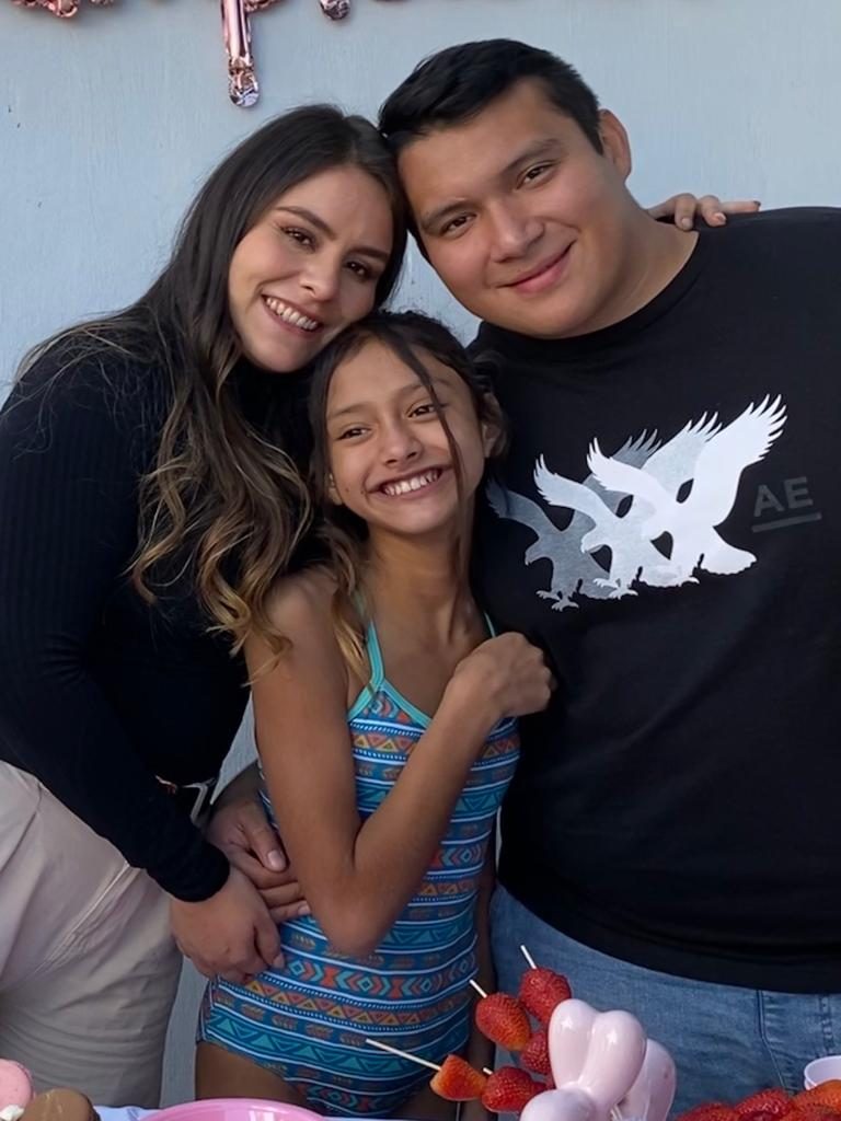 Victor con sus hijas