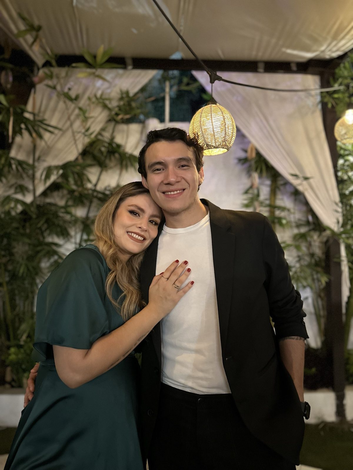Victor y Diana abrazados