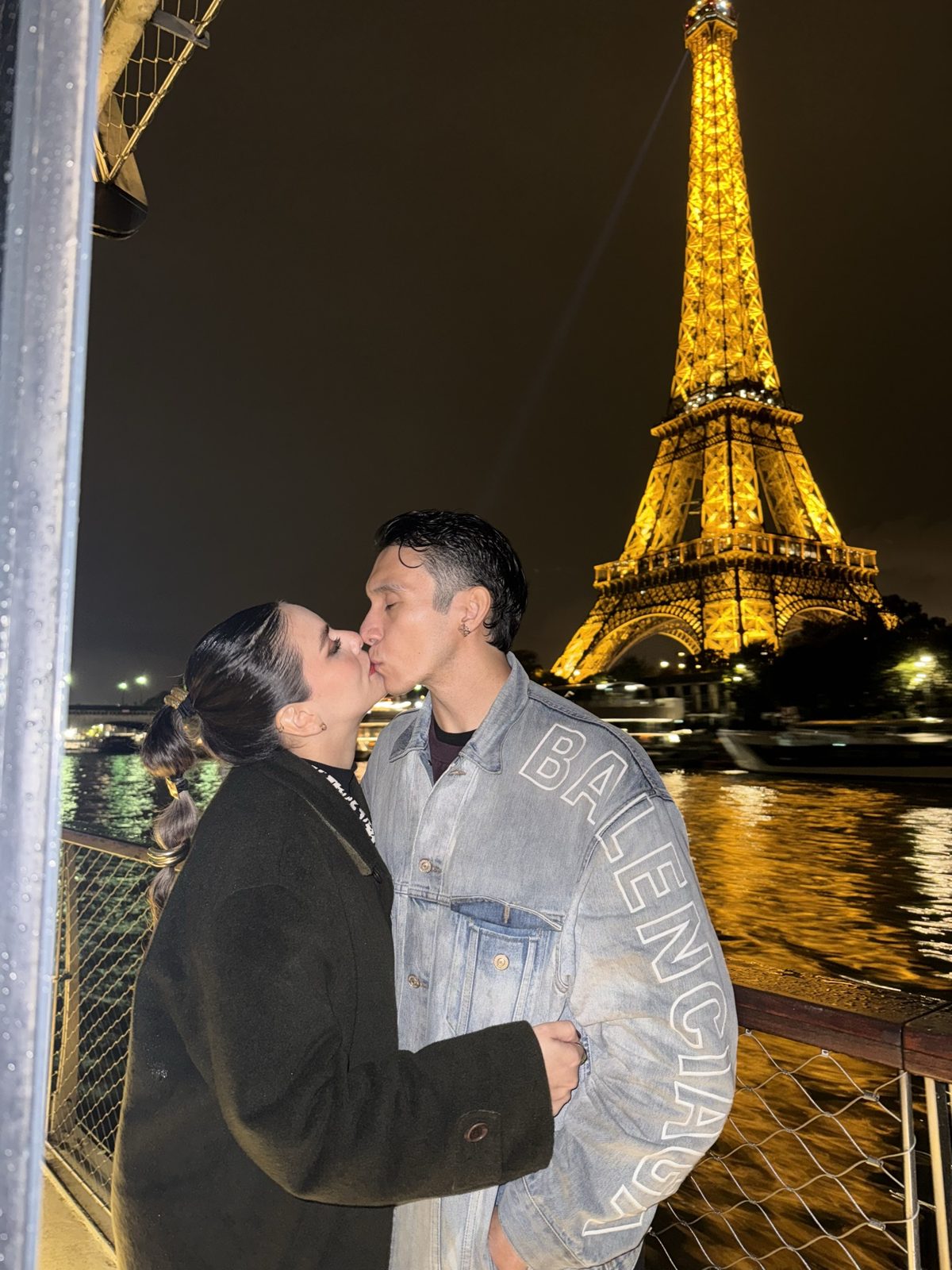 Victor y Diana frente a la Torre Eiffel