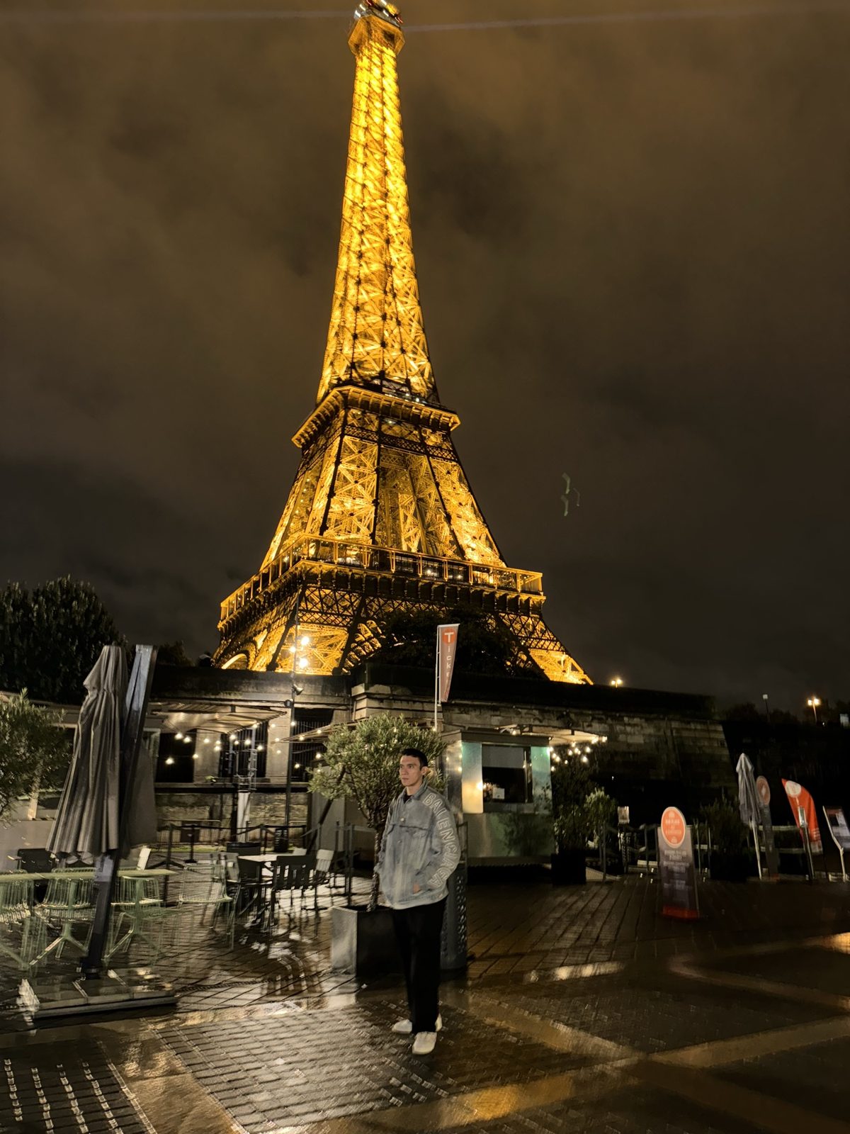 Diana y Victor con la Torre Eiffel
