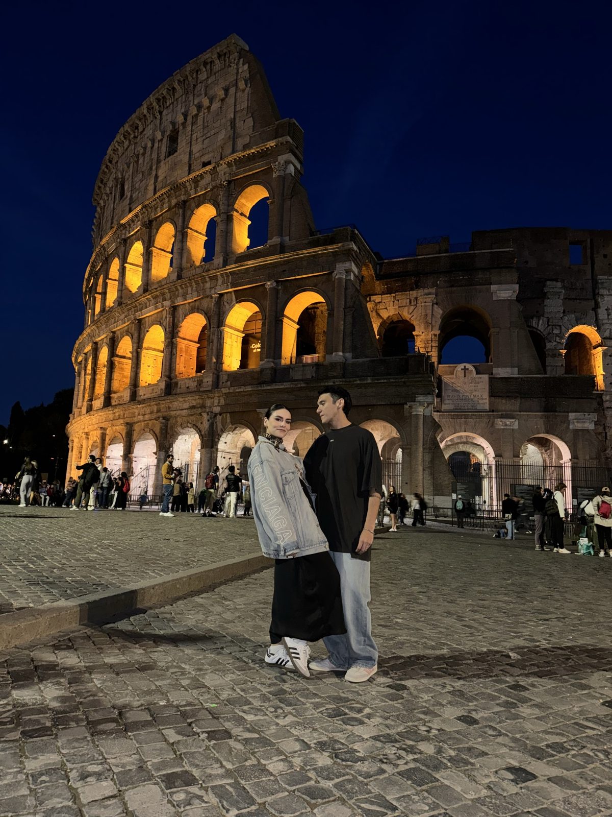 Victor y Diana frente al Coliseo
